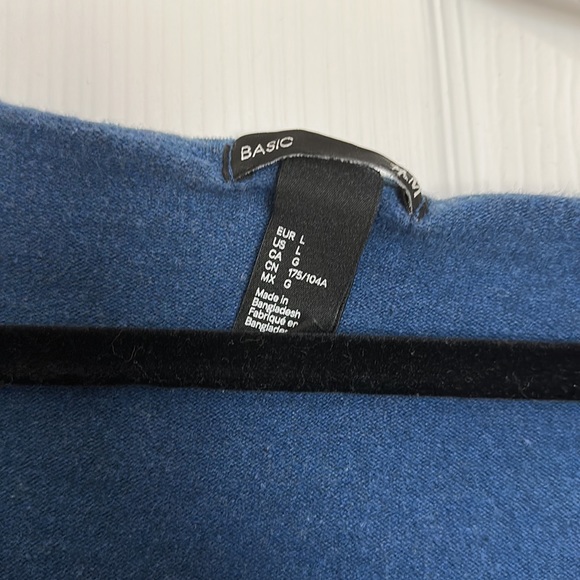 Gently Used H&M Large Navy Sweater - Picture 4 of 4